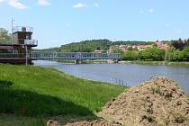 V Týně nad Vltavou začala stavba provizorního mostu přes Vltavu. Dočasně nahradí Nový most, který od poloviny července uzavře rekonstrukce.