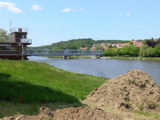 V Týně nad Vltavou začala stavba provizorního mostu přes Vltavu. Dočasně nahradí Nový most, který od poloviny července uzavře rekonstrukce.