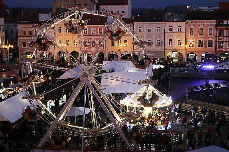 Večerní a podvečerní snímky z vánočního trhu z českobudějovického náměstí Přemysla Otakara II.