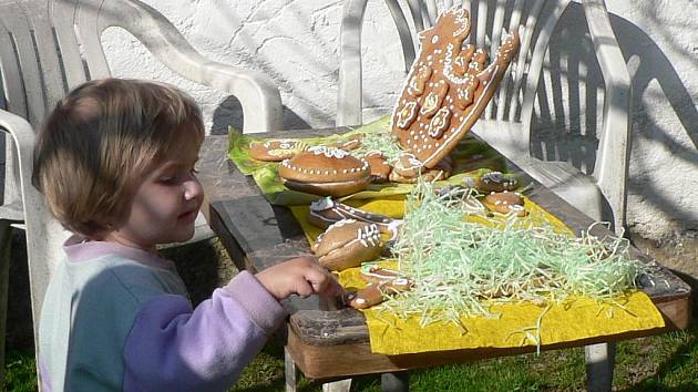 K Velikonocům samozřejmě patří i vajíčka, mohou být i z perníku.