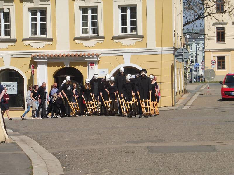 Na Velký pátek lidé sledovali průvod městem Velikonoční hrkání Divadla Víti Marčíka. Ve 12 h hrkání symbolizovalo Golgotu.