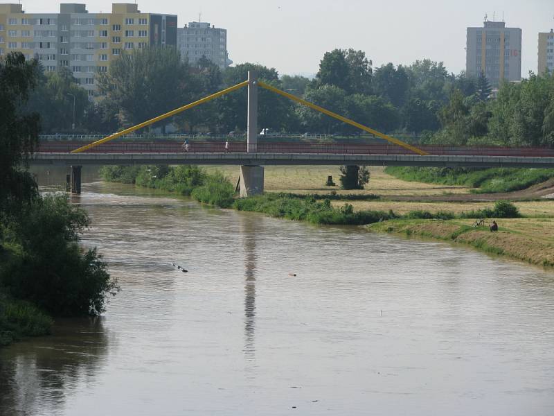 Nejezdily vlaky, voda a bahno zaplavily sklepní prostory, viadukt uzavřela policie.