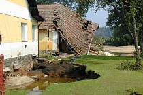 SRPEN 2002. Jeden ze tří domů, které v srpnu 2002 zničila velká voda v Majdaleně. Musel jít k zemi.
