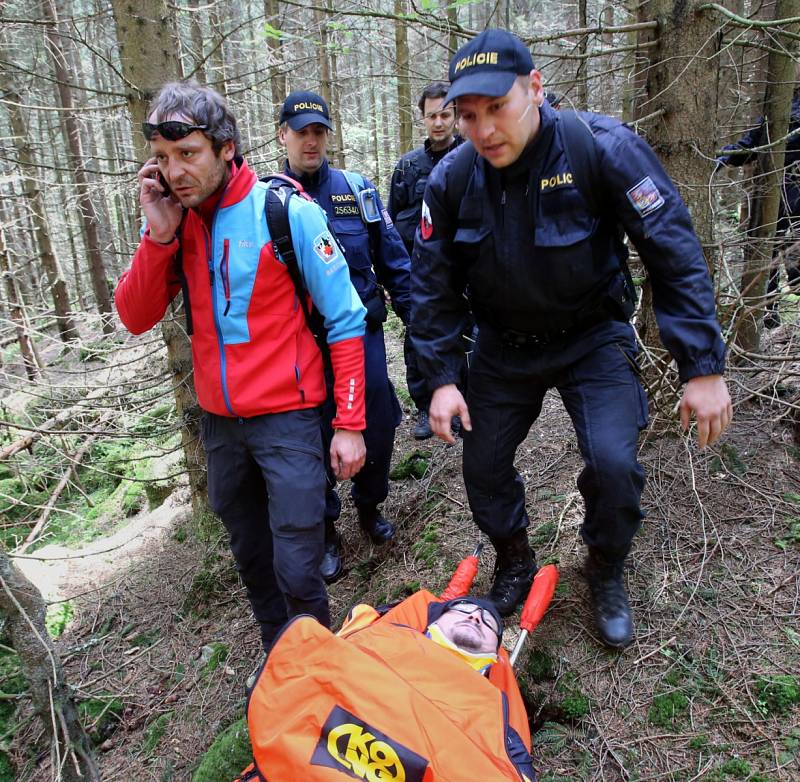 Na Stožci cvičili policisté, hasiči, záchranáři a stržáci Šumavy spolupráci při záchraně neukázněných cyklistů