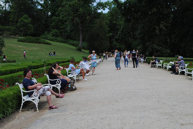 Zámek Hluboká obklopují okrasné zahrady a anglický park, v bývalé zámecké jízdárně je Alšova Jihočeská galerie.