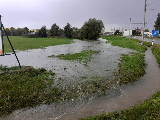 Přívalový déšť na silnici mezi Borkem a Chotýčany.