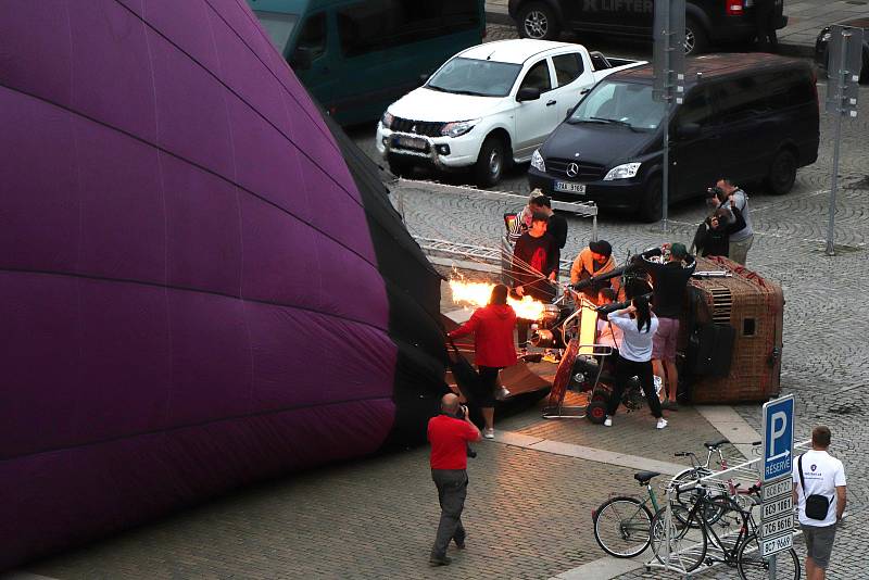 Čtyři horkovzdušné balony vzlétly ve čtvrtek v ranních hodinách z českobudějovického náměstí Přemysla Otakara II.