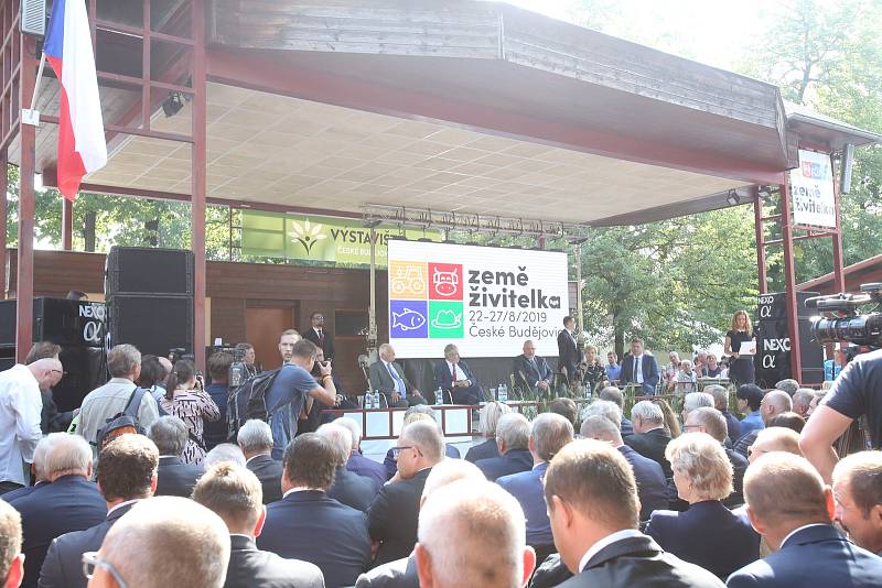 46. ročník tradiční Země živitelky byl odstartován slavnostním zahájením za účasti Miloše Zemana a Václava Klause.