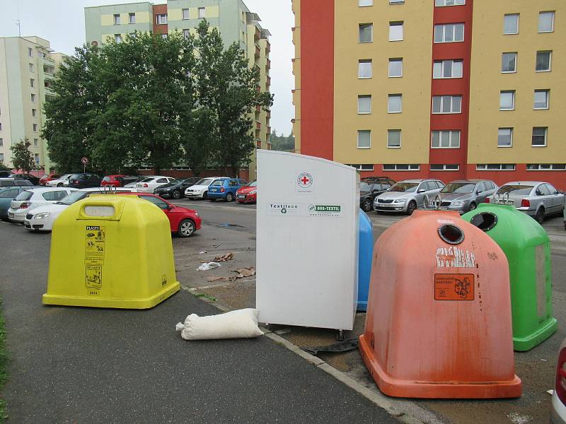 K nejvíce událostem vyjížděli hasiči na Táborsku, ucpávala se kanalizace, padaly stromy a voda se valila ulice i přes silnice. Následky jsou znatelné i v sobotu ráno.