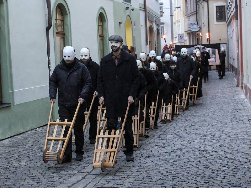 Zvony odletěly do Říma a do Budějovic přišlo Hrkání.