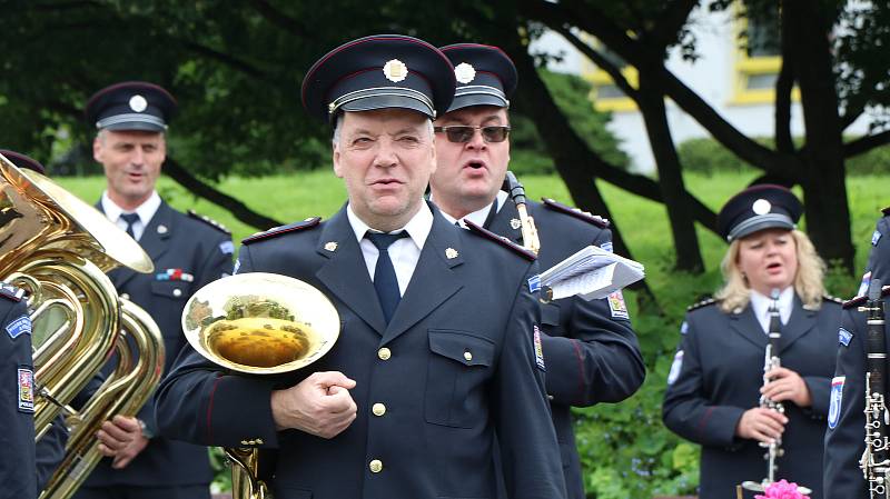 Hudba Hradní stráže a Policie ČR hrála v areálu budějovické nemocnice jako poděkování zdravotníkům za nasazení v době pandemie.