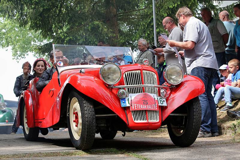 Sobotu si užili milovníci starých aut a motorek s Rallye Křivonoska.