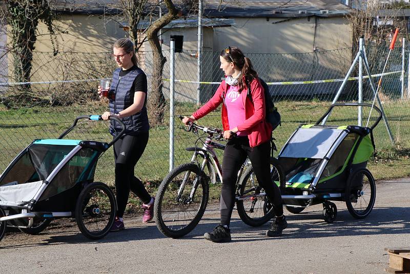 Krásné počasí v pátek lákalo stovky lidí k procházkám u řeky Malše, v sobotu se ale vrátil déšť, vítr a ochladilo se.