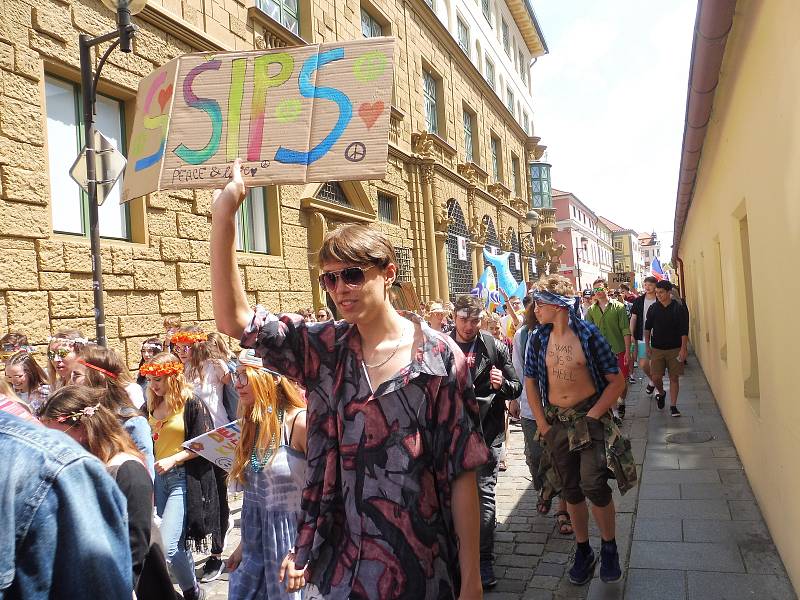 Budějovický majáles vyvrcholil v pátek 24. května tradičním průvodem městem. Studenti ze 17 škol prošli ulicemi centra v maskách. Dav mířil na Sokolský ostrov, kde program pokračoval volbou Krále majálesu. Navečer se zde tradičně koná hudební program.