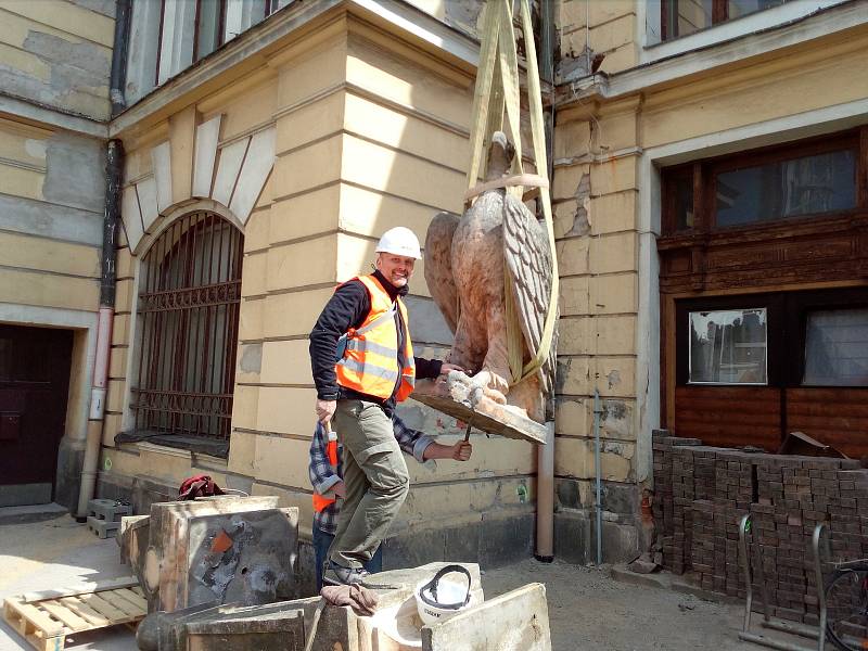 Sochu orla snesli ve středu z průčelí českobudějovického vlakového nádraží. Sochu čeká obnova v rámci velké rekonstrukce nádraží.