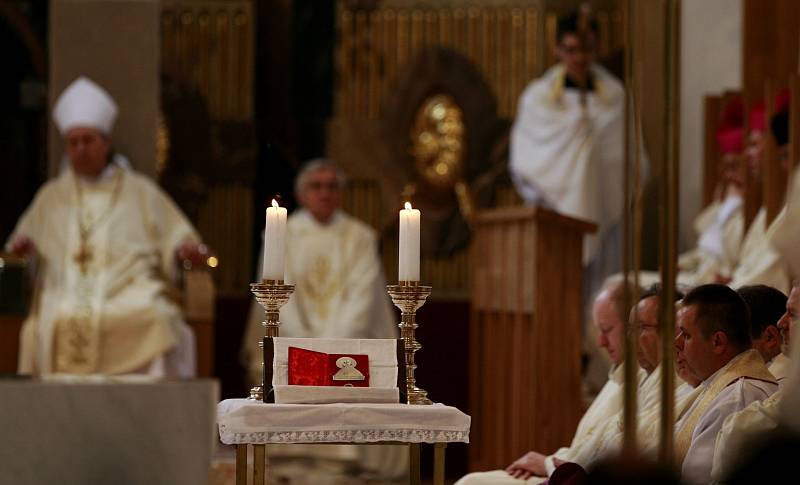 Katedrálu sv. Mikuláše po kompletní dvouleté rekonstrukci opět zaplnili v sobotu 1. června věřící, kteří dopoledne přihlíželi slavnostní bohoslužbě a svěcení obětního stolu, ambonu i biskupské katedry. 