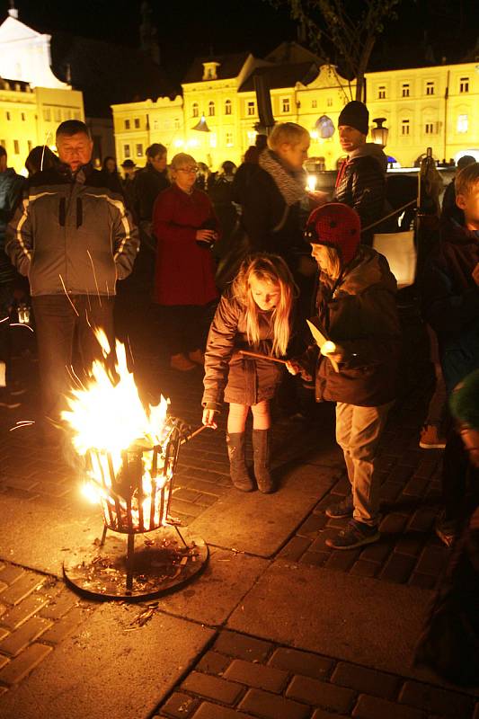 Lampionový průvod v Českých Budějovicích uspořádalo město České Budějovice a herec Víťa Marčík, který chtěl, aby lidé zavzpomínali na zesnulé.