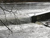 Obavy některých lidí, že současné teplejší počasí spolu s množstvím sněhu přinese nějaké povodně, mírní odborníci. Podle vodohospodářů a meteorologů žádné rozlévání řek rozhodně nehrozí. Náš snímek je z Boršova nad Vltavou. 