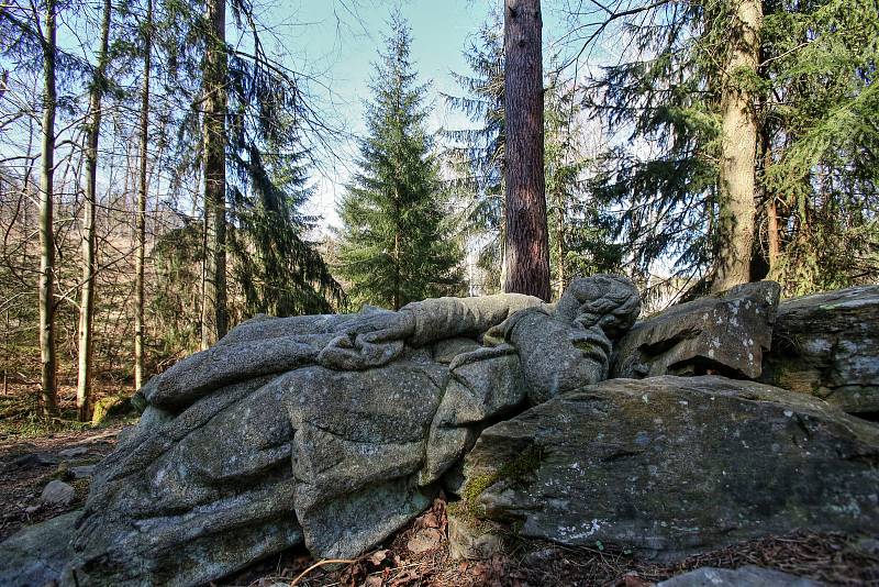 Římovská poutní cesta nabízí překrásnou procházku pro věříci i pro ateisty. Čítá 25 zastavení.