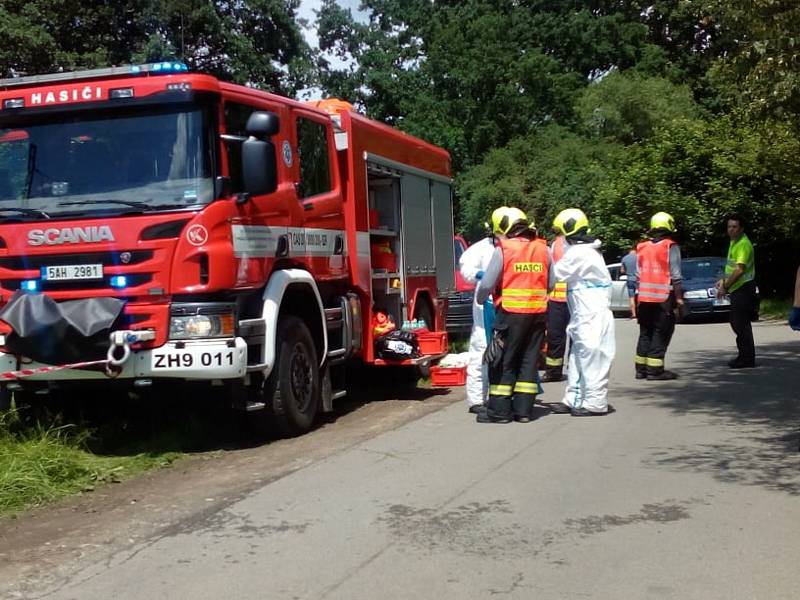 Tragický střet auta s vlakem na železničním přejezdu u Nedabyle na Českobudějovicku si vyžádal lidský život.