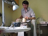 Stanislav Týmal přetvořil část rodinného domu v Českých Budějovicích na hrnčířskou dílnu. Nyní tu vyrábí hlavně užitkovou keramiku a různé dekorace. 