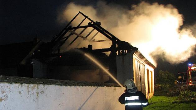 V sobotu večer museli hasiči hasit stodolu v Olešníku. 