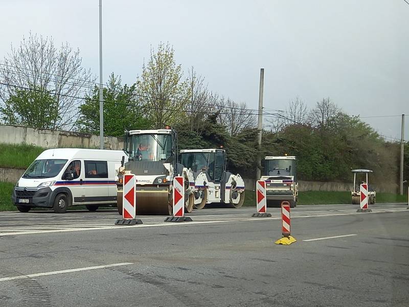 Na snímku oprava Strakonické ulice v Českých Budějovicích v neděli 1. května 2022. Dopravní omezení začíná už na Pražské třídě nebo v Nádražní, kvůli plynulosti provozu. Provoz je omezen ze čtyř na dva jízdní pruhy.