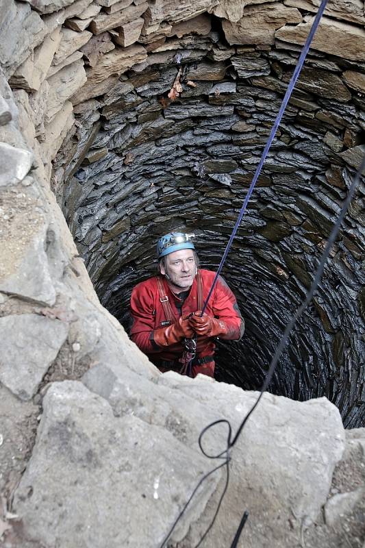 Archeologové spolu s jeskyňáři prozkoumali studnu Mikšova dvoru v Trocnově.