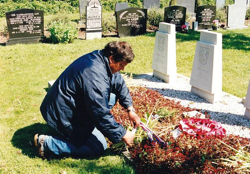 Vladimír Vojta Vondrka během pietního aktu u hrobů čs. válečných letců na nizozemském hřbitově v Oldebroek.