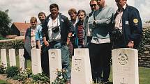 Tým KHL J. Hradec u hrobu pilota Sgt Karla Pavlíka z 313. čs. stíhací perutě na městském hřbitově v belgickém Ypres. Expedice Duxford 1998.