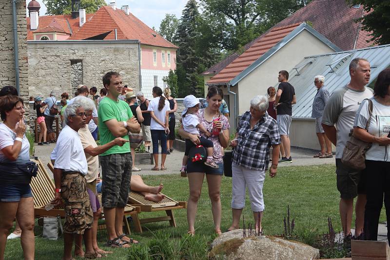 Zámek Mitrowicz nabídl komentované prohlídky v rámci akce Víkend otevřených zahrad.