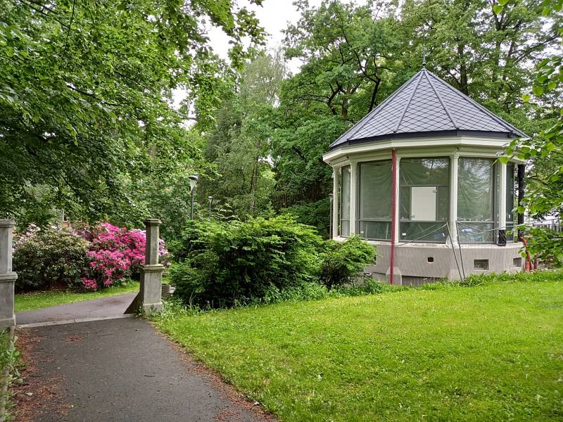 Hudební pavilon z minulého století v českobudějovickém Háječku prochází velkou obnovou. Pár kroků od altánu je na plotu hvězdárny výstava.