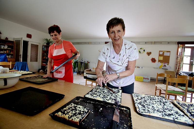 Dámy z borovanského Klubu tradic letos napečou 80 plechů borůvkového koláče, ale i natahovačky, lívance i slané pečivo. Začaly ve čtvrtek.