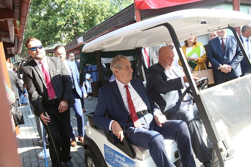 46. ročník tradiční Země živitelky byl odstartován slavnostním zahájením za účasti Miloše Zemana a Václava Klause.