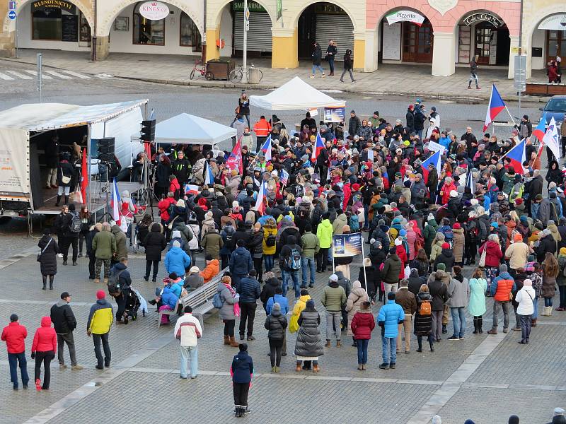 Demonstrace a pochodu za svobodu v Českých Budějovicích se zúčastnilo asi pět stovek lidí. Na průběh akce dohlížela policie.