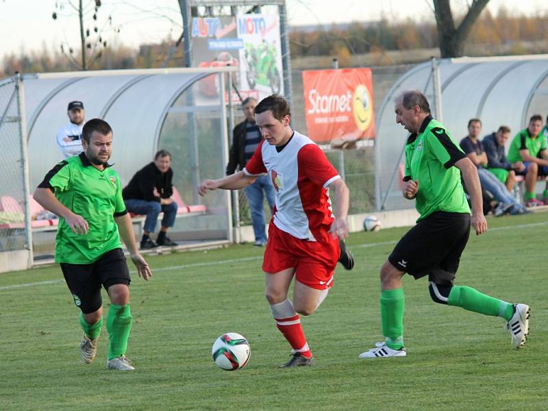 Slavoj Temelín (v červenobílém) se rozloučil s podzimní sezonou vítězstvím, doma porazil Neplachov 3:0.  