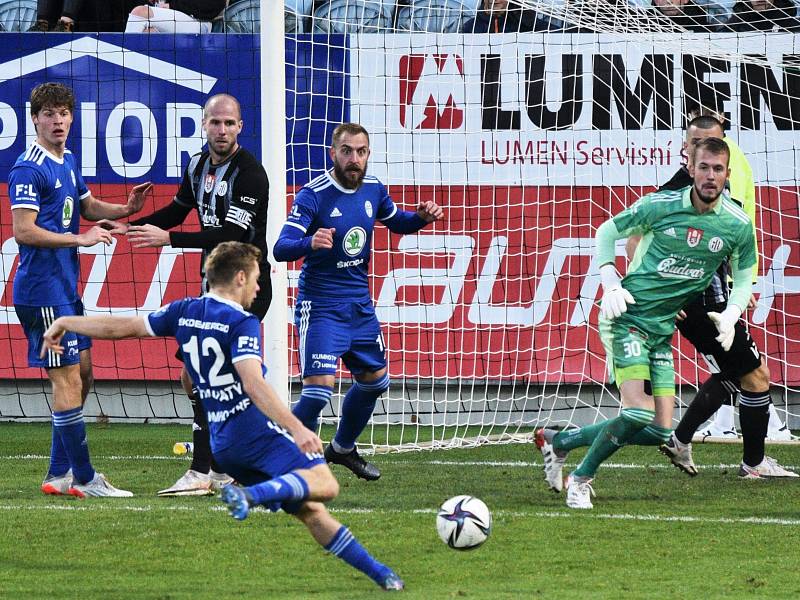 V utkání Dynama s Mladou Boleslaví (2:1) měl velkou šanci hostující Michal Hlavatý, brankář Vojtěch Vorel však skvělým zákrokem jeho gólovou střelu zneškodnil.