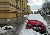 V případě sesuvu laviny mokrého sněhu či spadnutí rampouchů se může zranit kolemjdoucí, takto jsou označené hrozby v Českých Budějovicích.