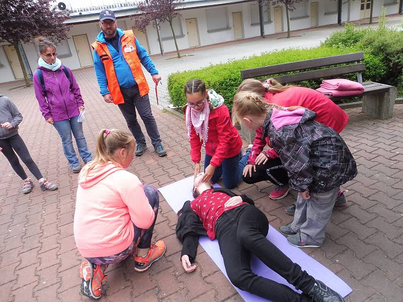 Pětičlenné posádky na Oblastním kole soutěže Mladých zdravotníků řešili hypotetické situace od volání záchranky, přes péči při epileptickém záchvatu, až po dýchání z úst do úst.