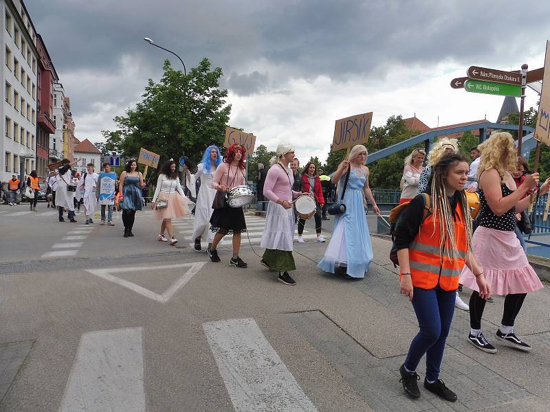 Českobudějovický majáles 2020. Studenti v maskách tentokrát v menším množství prošli městem. Veselí byli i tentokrát.