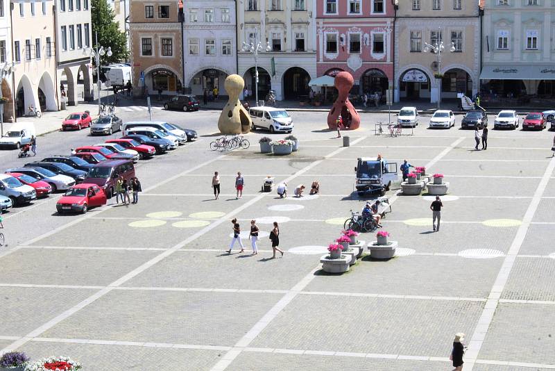 Na snímku se připravuje Člověče nezlob se Michala Trpáka. Lidé kreslí křídou políčka.