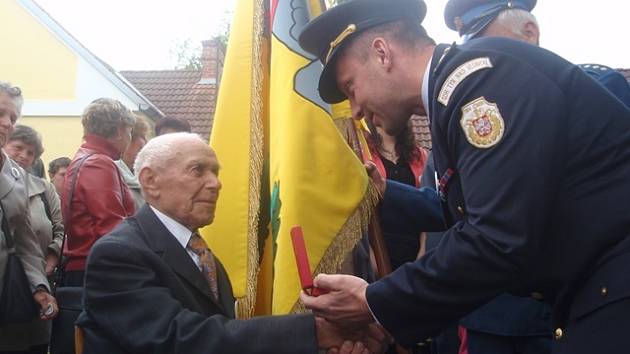 Setkání rodáků a přátel obce v Horních Kněžekladech. Nejstarší obyvatel Josef Vach přebírá medaili za založení hasičského sboru.