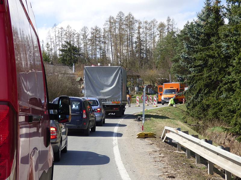 Hlavní průtah na České Budějovice nebo cesta do Kolodějí nad Lužnicí. Silničáři se zde pustili do frézování vozovky.