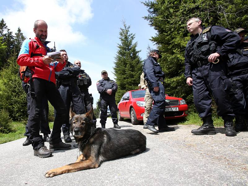 Na Stožci cvičili policisté, hasiči, záchranáři a stržáci Šumavy spolupráci při záchraně neukázněných cyklistů