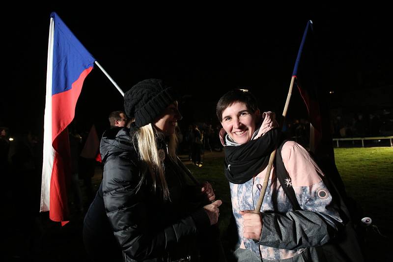Na českobudějovickém Sokolském ostrově se sešlo kolem čtyř set lidí, aby vyjádřilo požadavek, aby Andrej Babiš odstoupil z vlády.