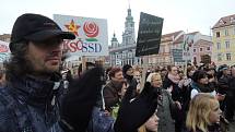 Demonstrace studentů na českobudějovickém náměstí.