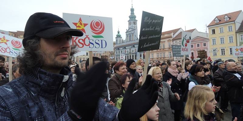 Demonstrace studentů na českobudějovickém náměstí.