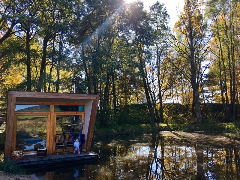 Průkopníci luxusního stanování tzv. glampingu v jižních Čechách v místní části obce Záboří na Českobudějovicku se i po 13 letech těší velké návštěvnosti. Otevřeli si také hospůdku a zvířecí park.