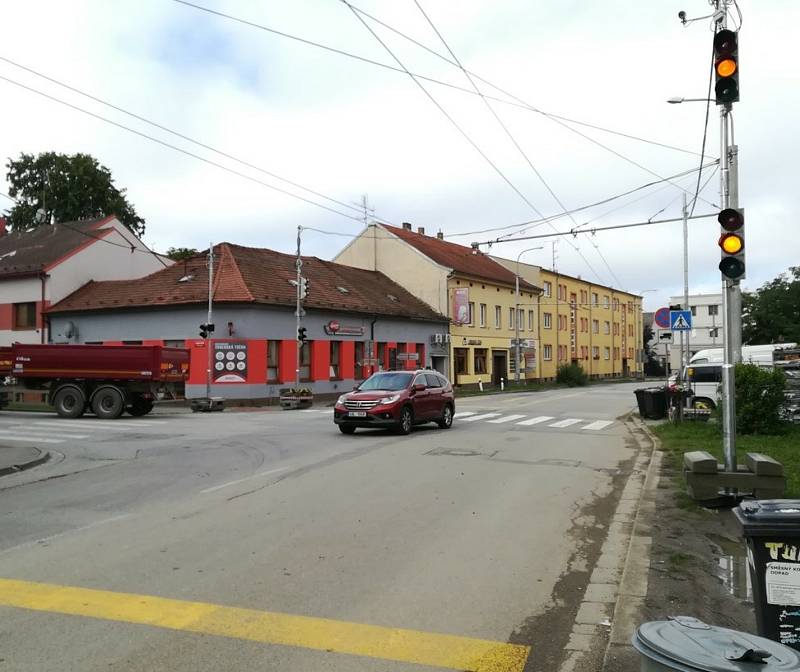 Uzavírku Dobrovodské ulice v Českých Budějovicích si vynutila stavba tunelu Pohůrka na D3. Dopravní opatření se dotkla Dobrovodské, Ledenické i dalších ulic.