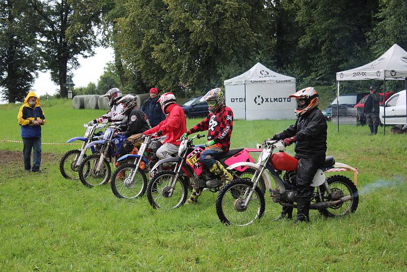 Fichtl cup Florida, terénní závod motocyklů Jawa 50 Pionýr, se jel u Hůrského rybníka u Adamova na Českobudějovicku.